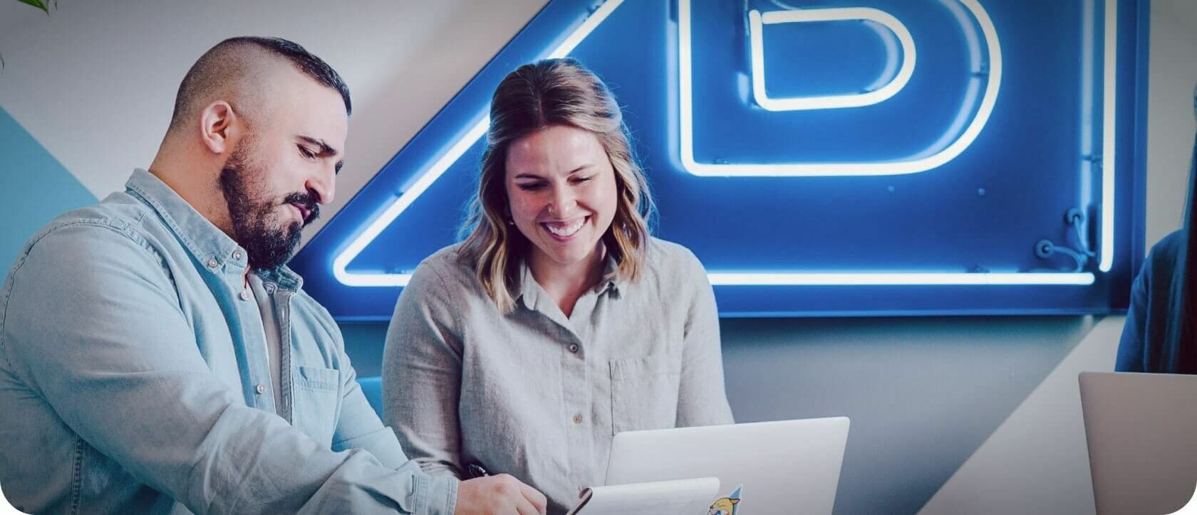 Immagine di sfondo bc persone che lavorano